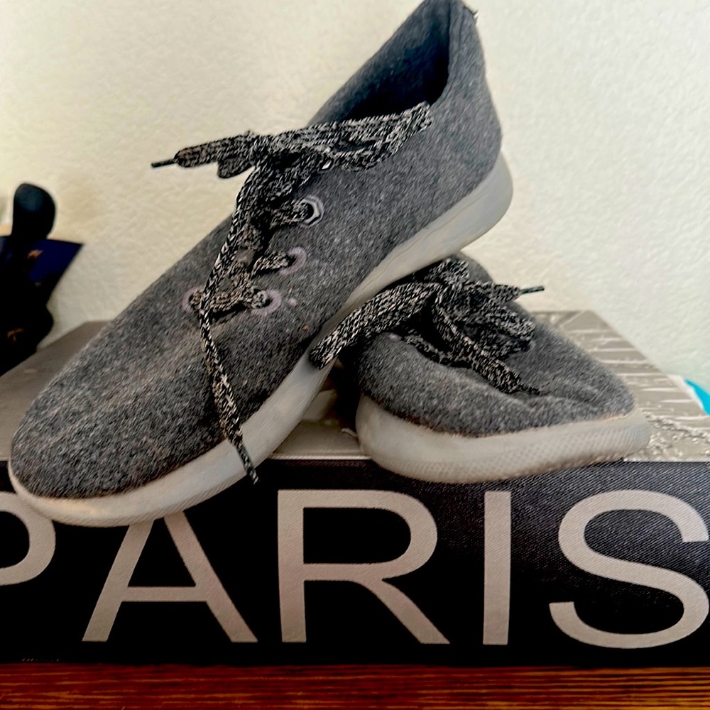 Gray women’s sneaker style, super light and super comfortable